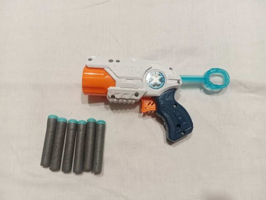 Mały pistolet na piankowe strzałki X-Shot.