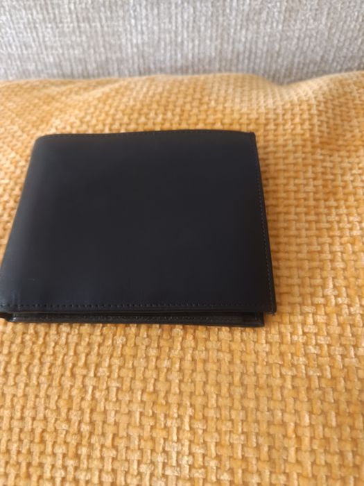 Carteiras  em pele castanha e preta ambas novas