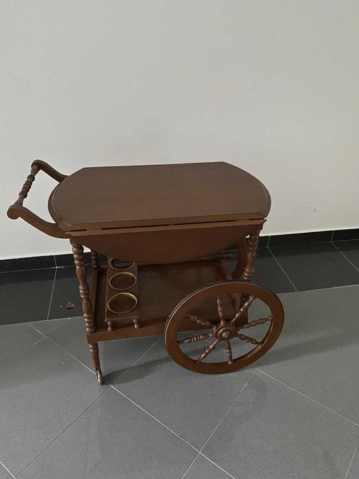 carrinho de chá em madeira é uma peça vintage funcional e elegante