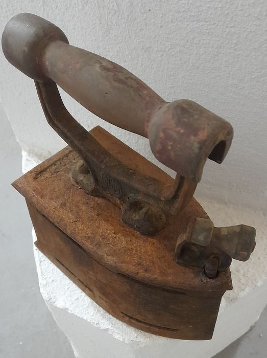 Ferro de engomar a carvão muito antigo - ÚLTIMOS DIAS