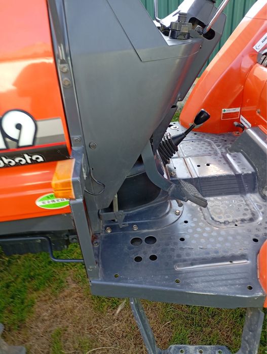 В ціну входить трактор Kubota GL-19, плуг, косарка та фриза