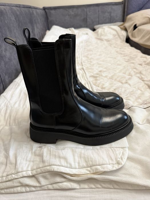 Взуття жіноче та чоловіче