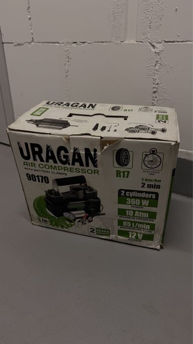 Kompresor samochodowy z pokrowcem.