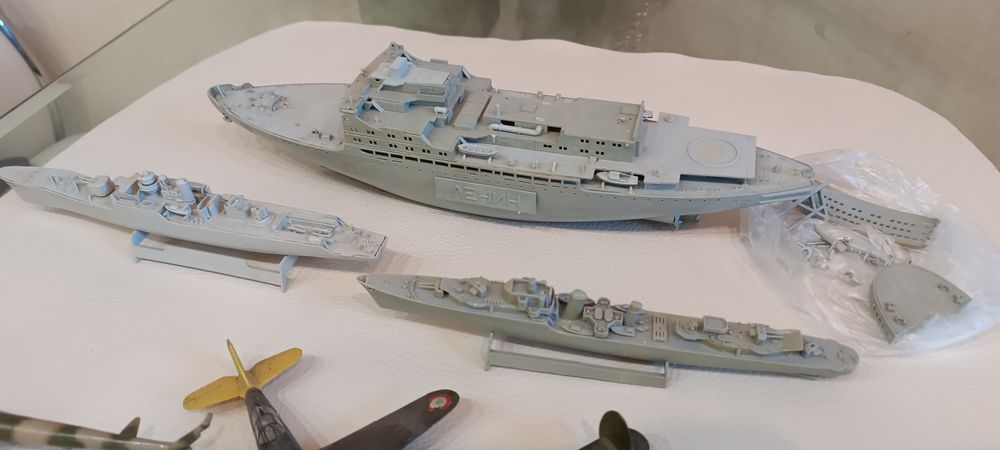 Сборные модели корабли и самолёты.