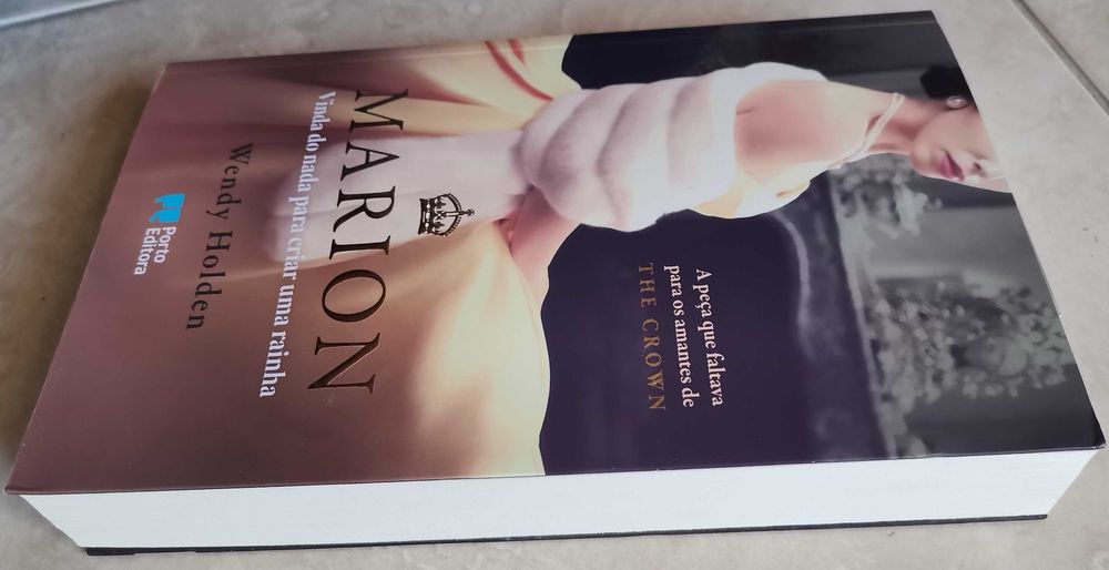 Portes Grátis - Marion
Vinda do nada para educar uma rainha