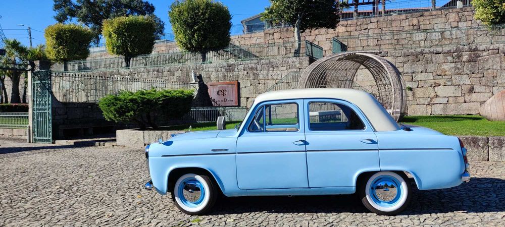 Ford Prefect Four Door Saloon De luxe (100E) classico