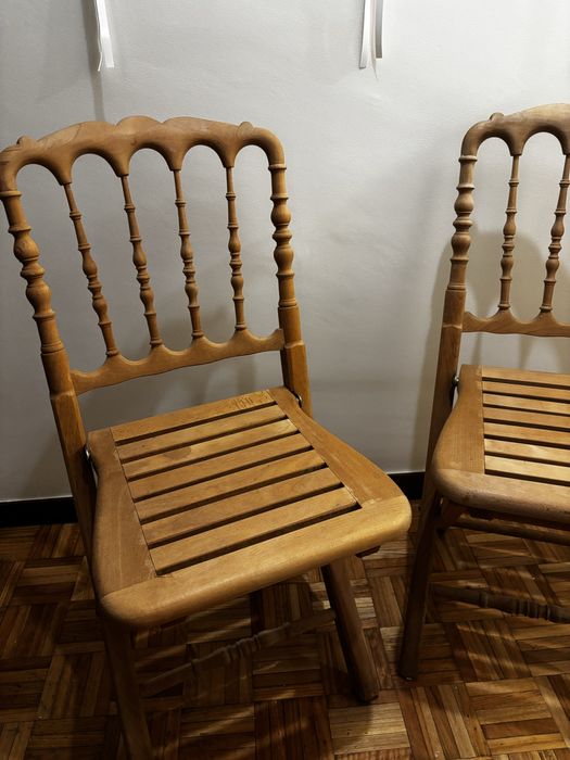 Cadeiras em madeira natural