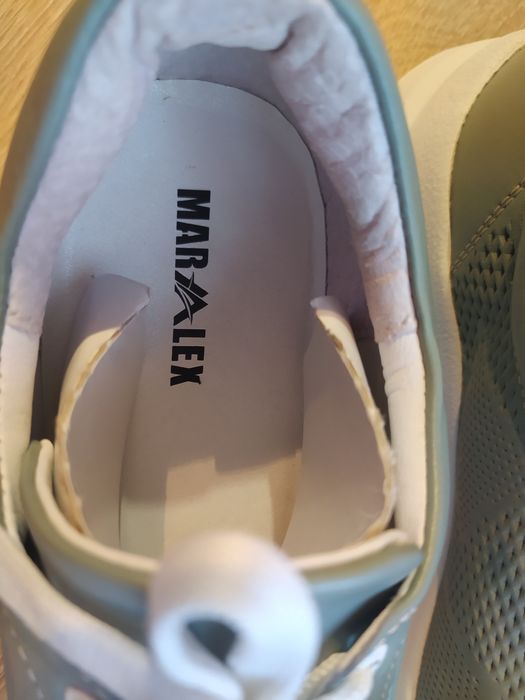 Кросівки жіночі в ідеальному стані