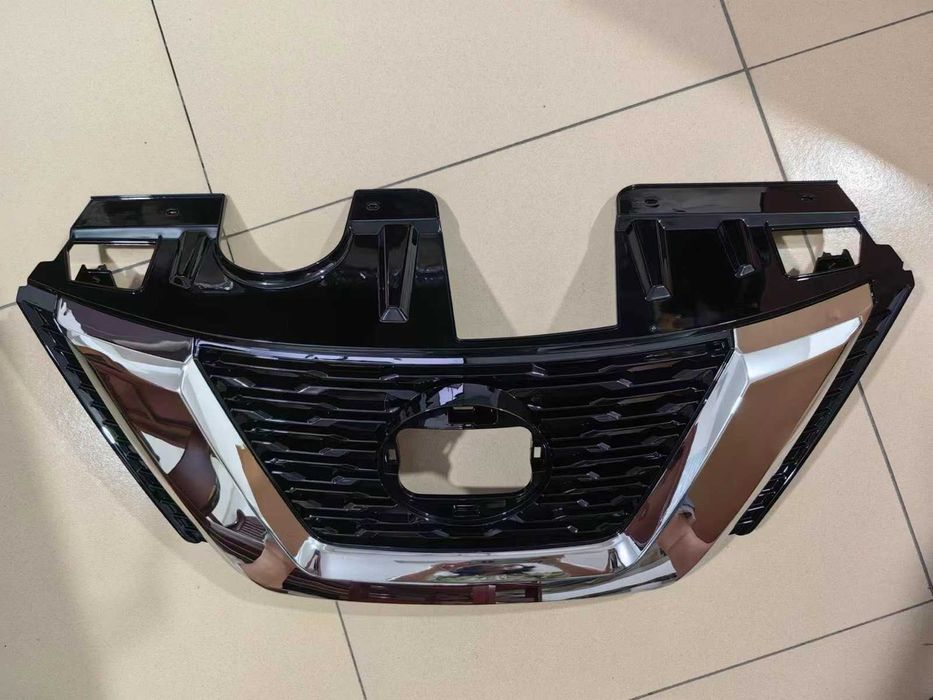 Решітка радіатора під дистронік Nissan Rogue 2017+