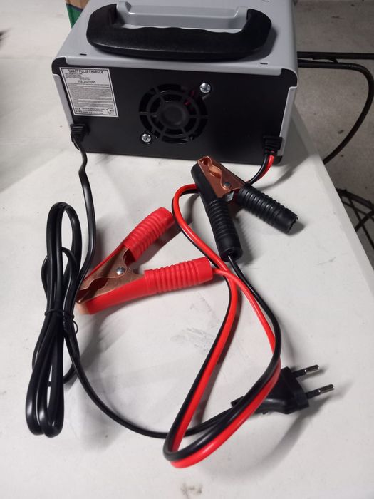 Carregador de baterias 12V / 24V