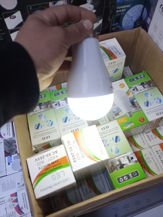 РАСПРОДАЖА Акумуляторна аварійна лампа LED E27/20W лампочка в цоколь