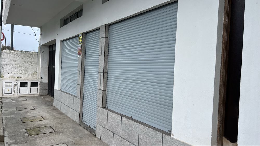Arrenda-se espaço comercial com licença para restauração, junto à Igreja de São Pedro de Avioso (Maia).