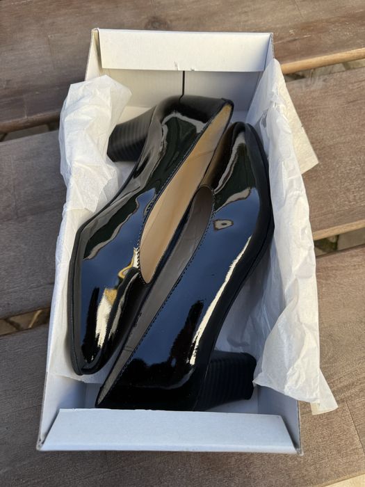 Sapatos de alto preto com brilho