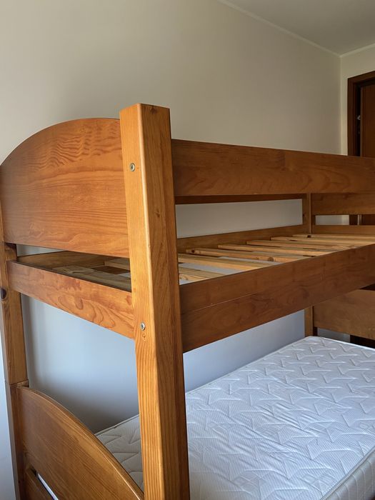 Beliche com colchão anatómico.