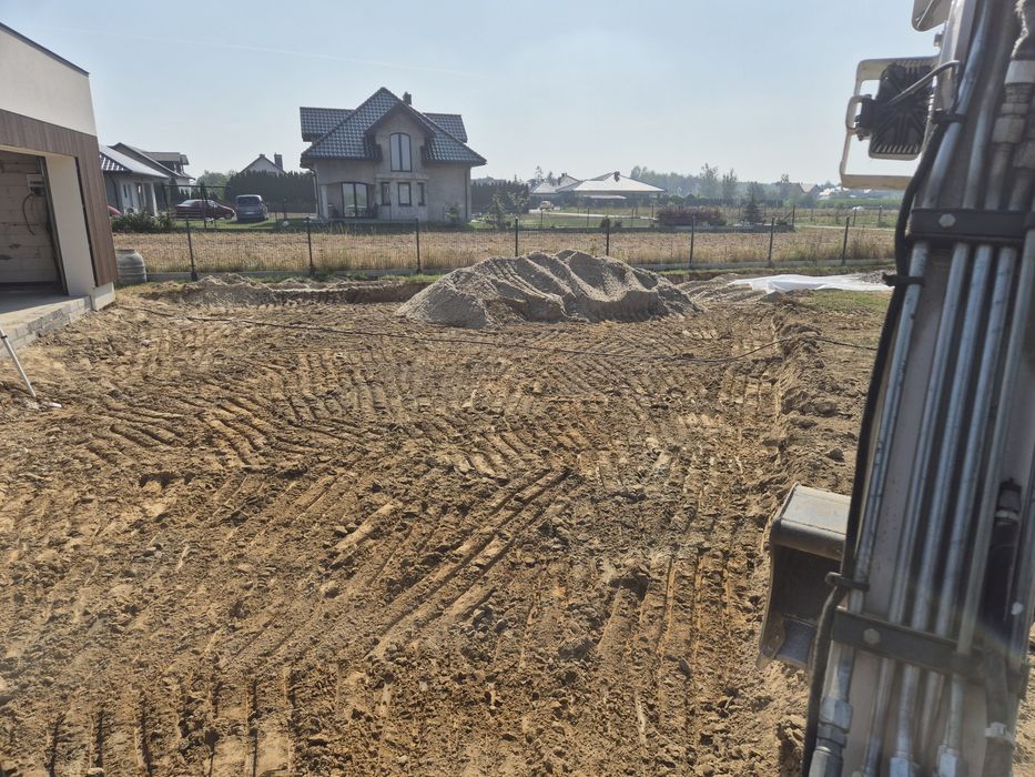 Usługi mini koparką 2.7t z młotem