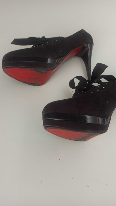 sapatos, botas tacão e compensados