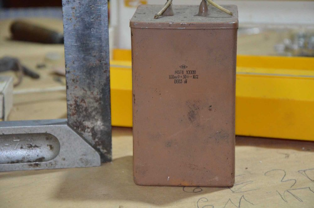 конденсаторы разные /метало бумажные, электролитические/