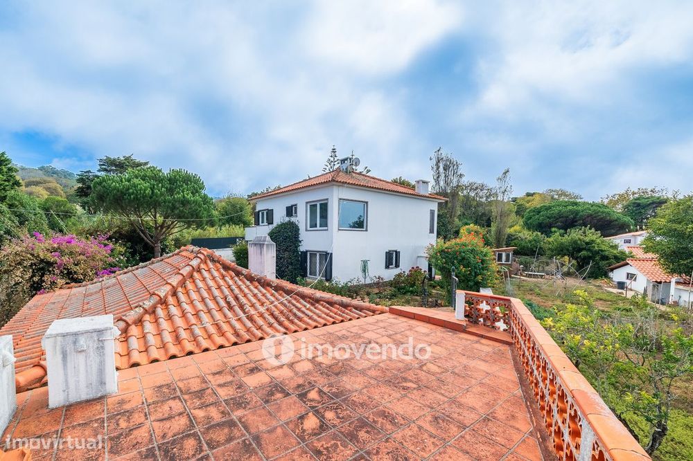 Quinta isolada T3+1 com áreas amplas e terreno de 2022m², em Colares