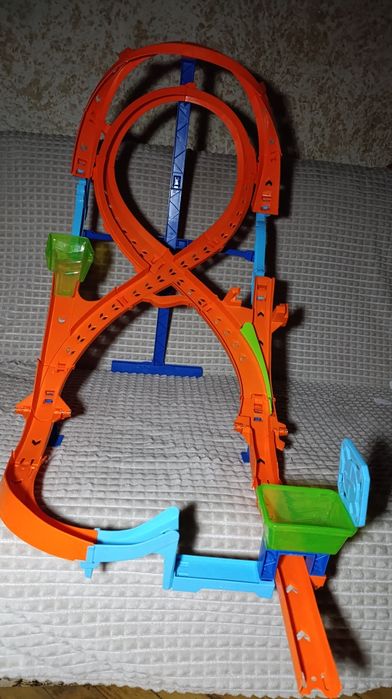 Трек Hot Wheels. Чудовий подарук для вашої дитини.