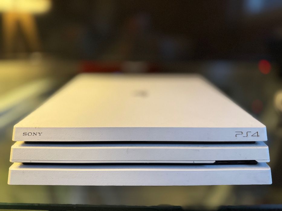 Ps4 Pro 1TB com 2 comandos