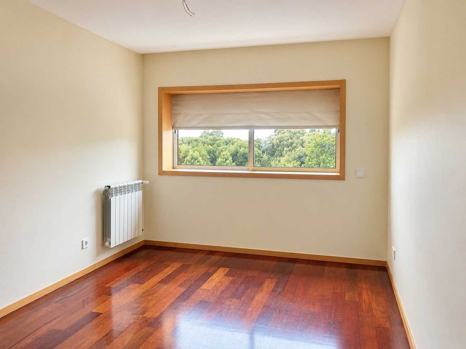 T2 com Suite, Varanda e Garagem | 109 m² | Metro a 350 m