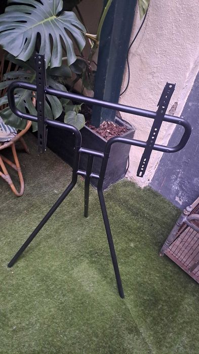 Suporte tripé  em metal para televisão
