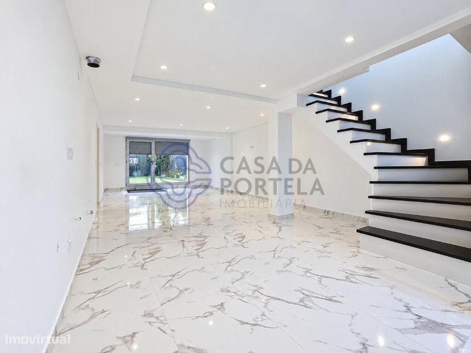 Moradia T2 completamente renovada, com terraço e jardim, a menos de 5