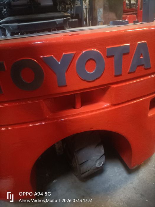 Empilhador Toyota elétrico com carregador