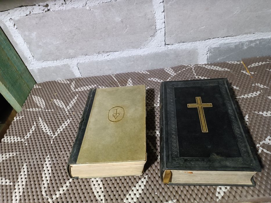 Stara biblia i książka