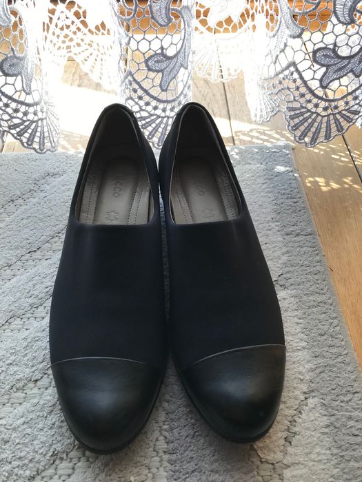 Półbuty marki Ecco.