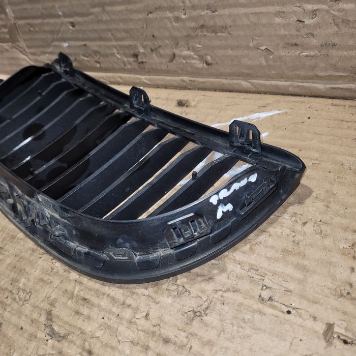 Grill atrapa nerka zderzaka przód prawa BMW Serii 3 E90 E91 2007r