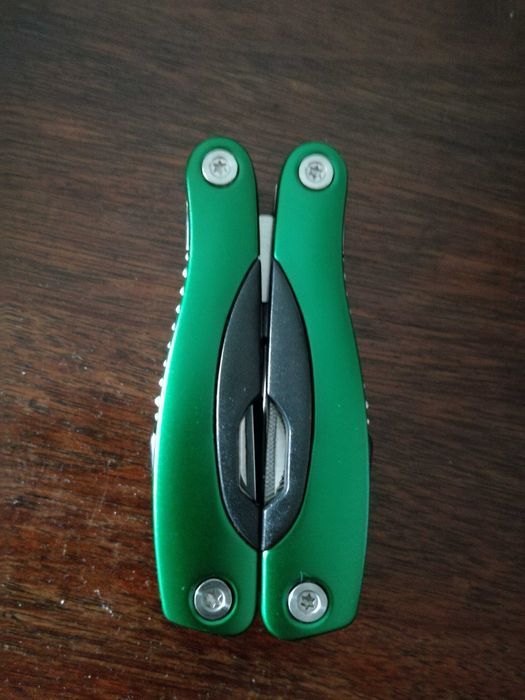 Alicate Multifunções + Lanterna