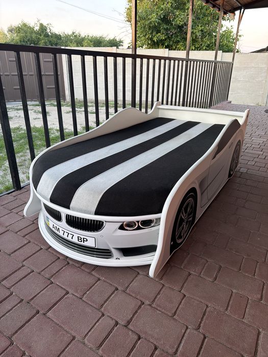 Продам кровать детскую, машинка BMW