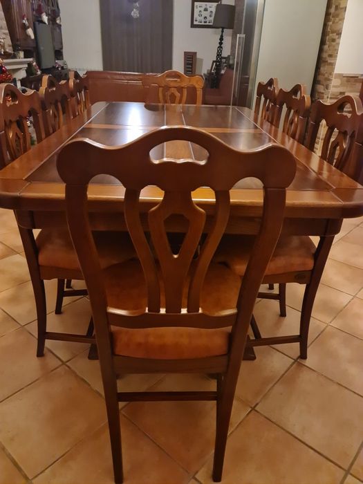 Mesa e 8 cadeiras de jantar