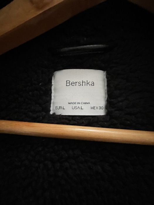 Blusão preto, imitacão de couro, forrado a caraculo preto BERSKA