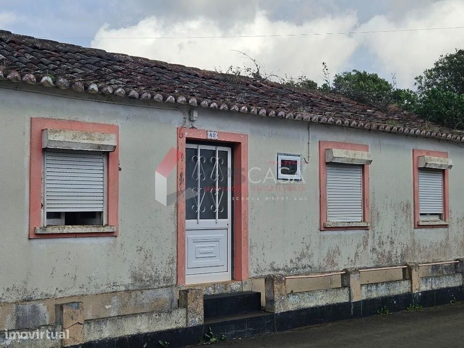 Moradia T2 para recuperar – Próxima do centro da Praia da Vitória