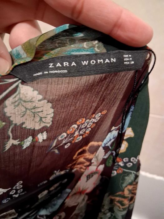 Vestido Zara,com mala.
