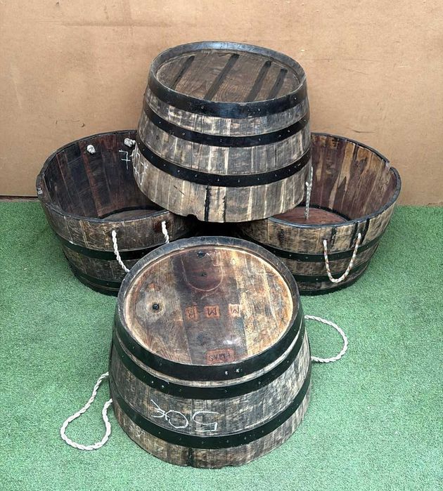 Celhas antigas em madeira, floreira, vasos, caixas