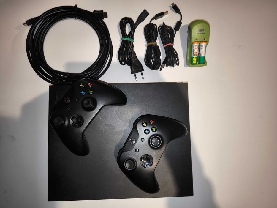 Microsoft Xbox One X 1TB Black (комплект)