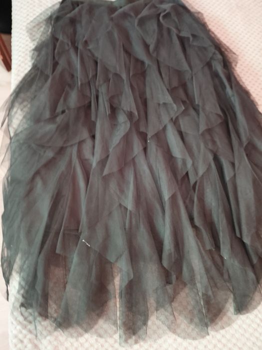Wielowarstwowa spódnica.