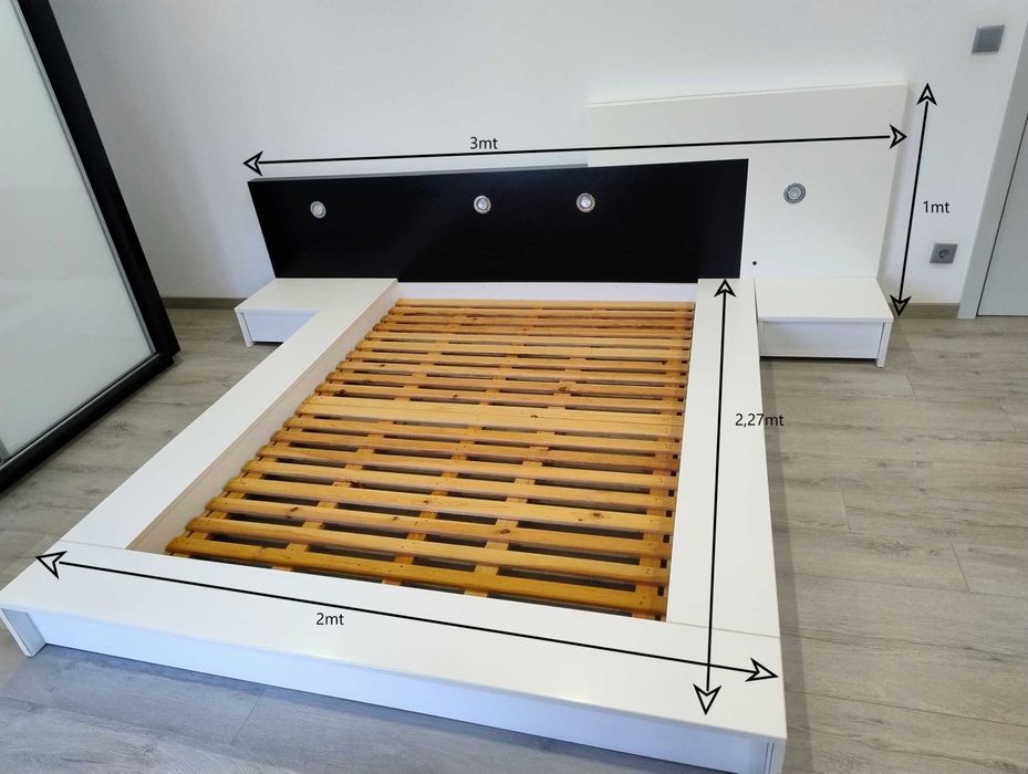 cama casal com mesas cabeçeira  e estrado