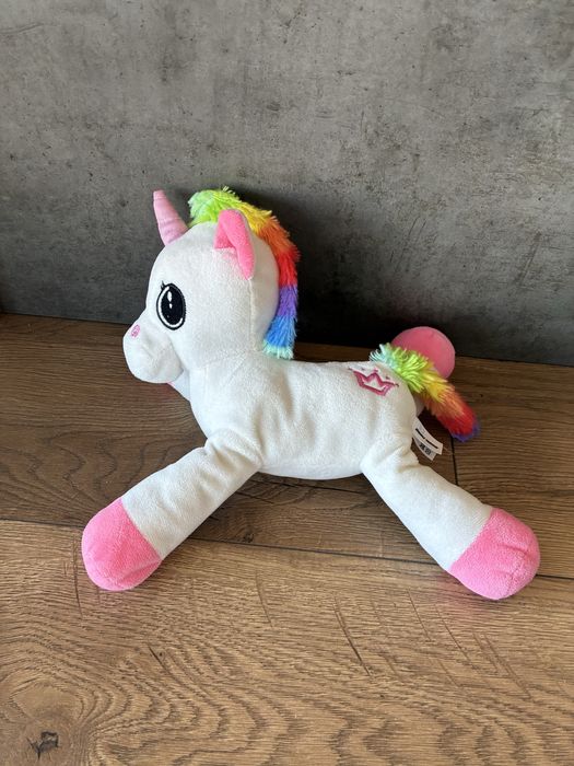 Maskotka leżący jednorożec