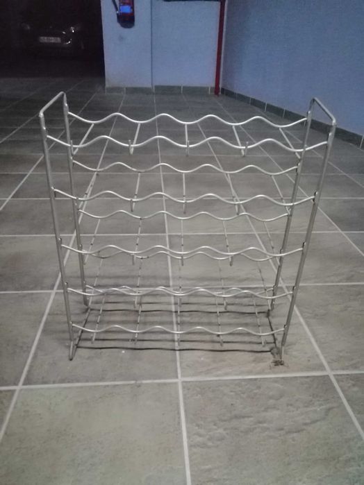 Garrafeira em metal para 25 garrafas