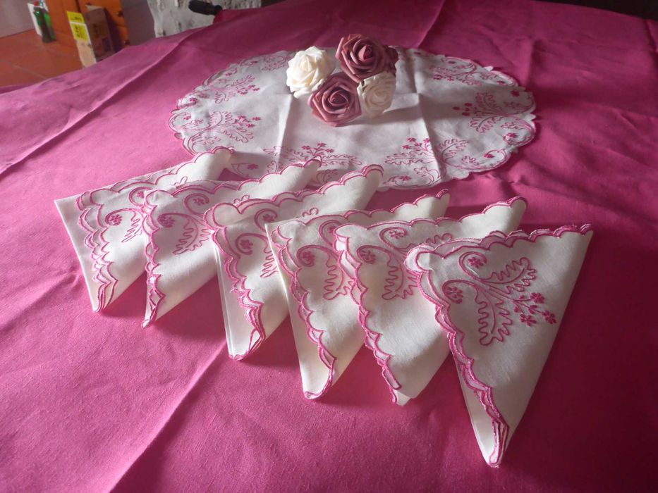 Toalha redonda linho cor rosa e 8 guardanapos bordados á mão 172x164cm
