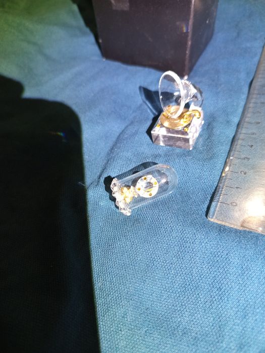 Conjunto de 4 caixas com 8 peças em miniatura de cristal.