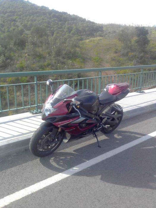 Moto Suzuki vermelha