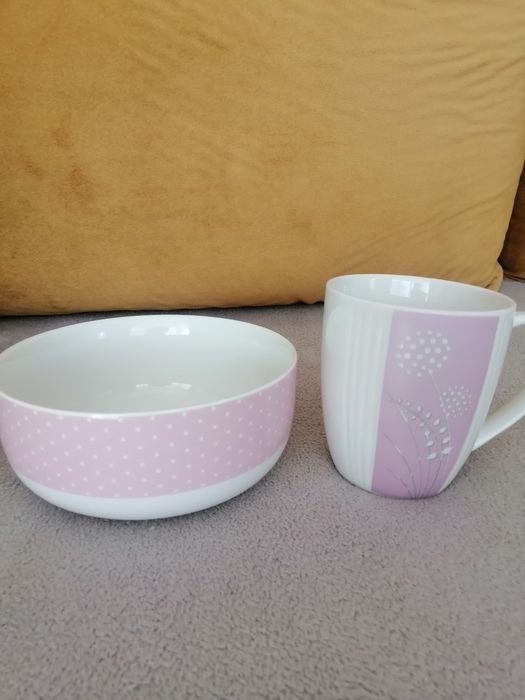 Misa i kubek w klimacie pudrowego różu