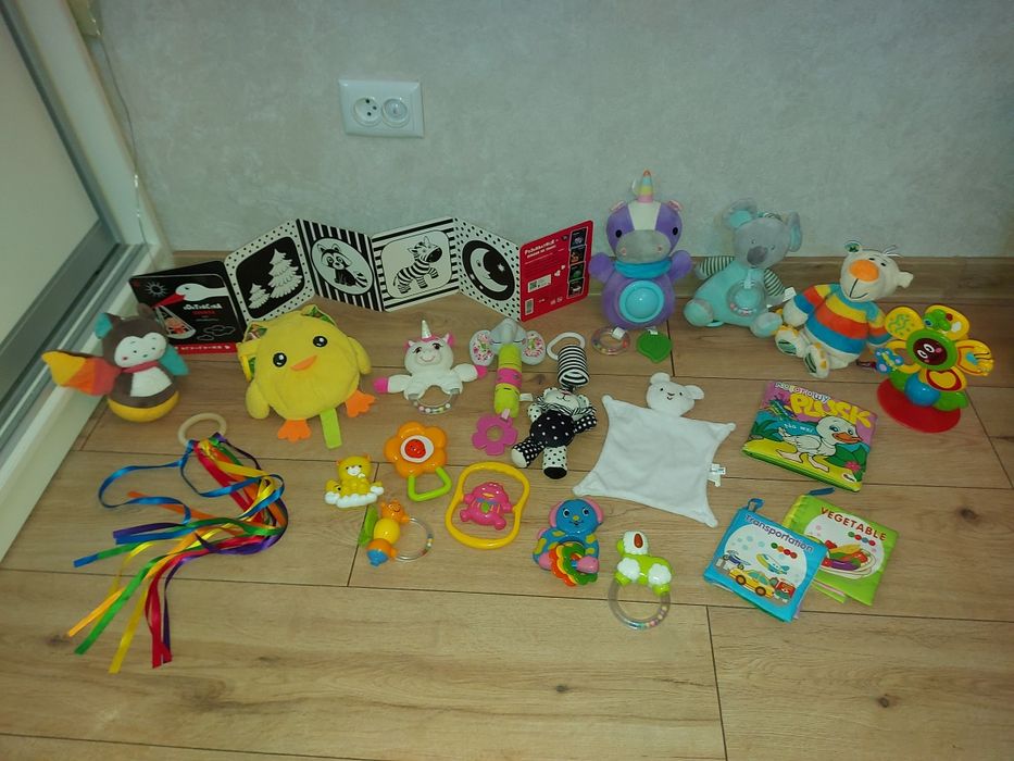Лот іграшок для малюків 0+