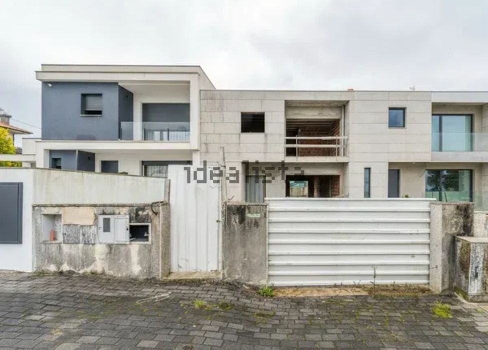 Moradia V4 Tenões Braga ( em estrutura)