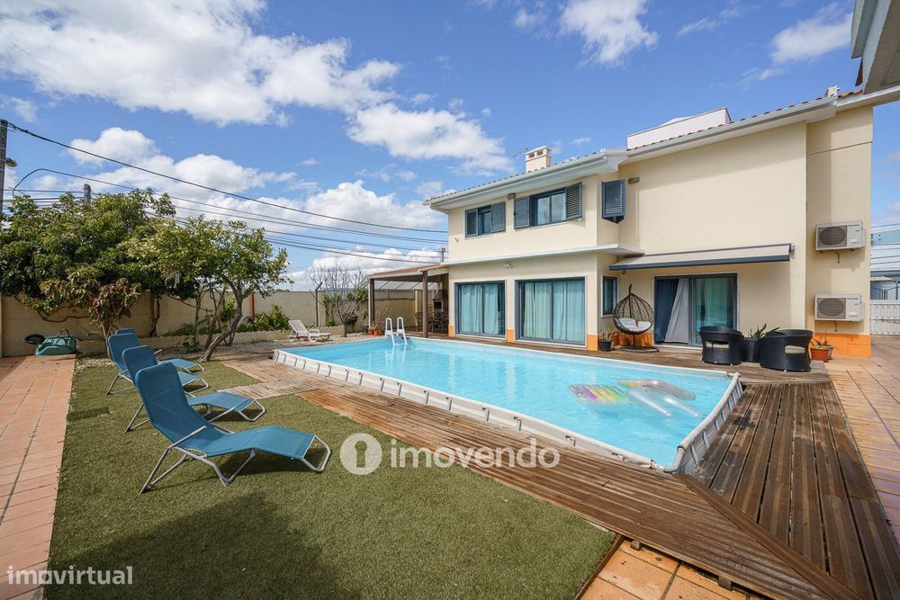 Moradia T6 exclusiva, com piscina e garagem, na Charneca da Caparica